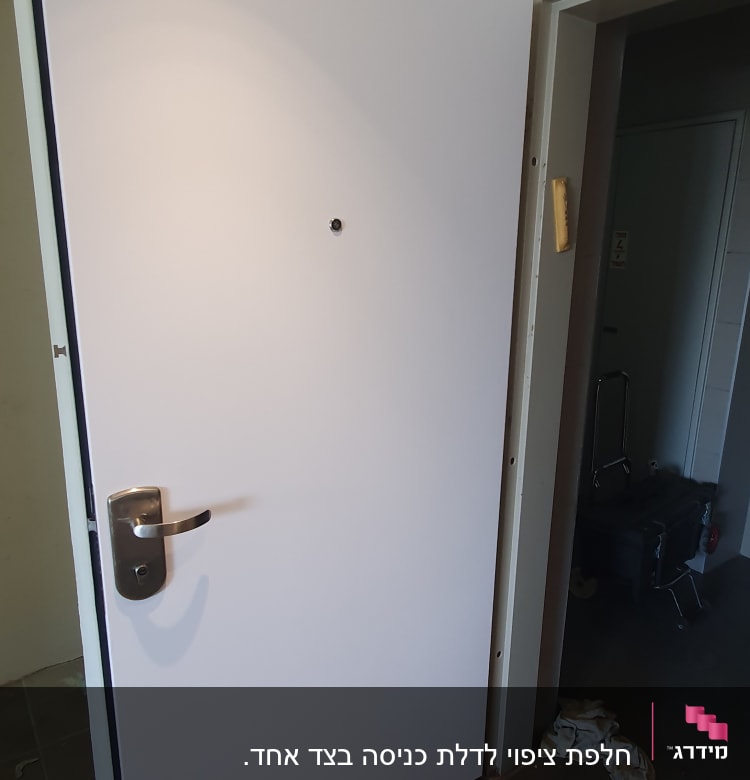 דלת לבנה עם ידית מתכת מותקנת